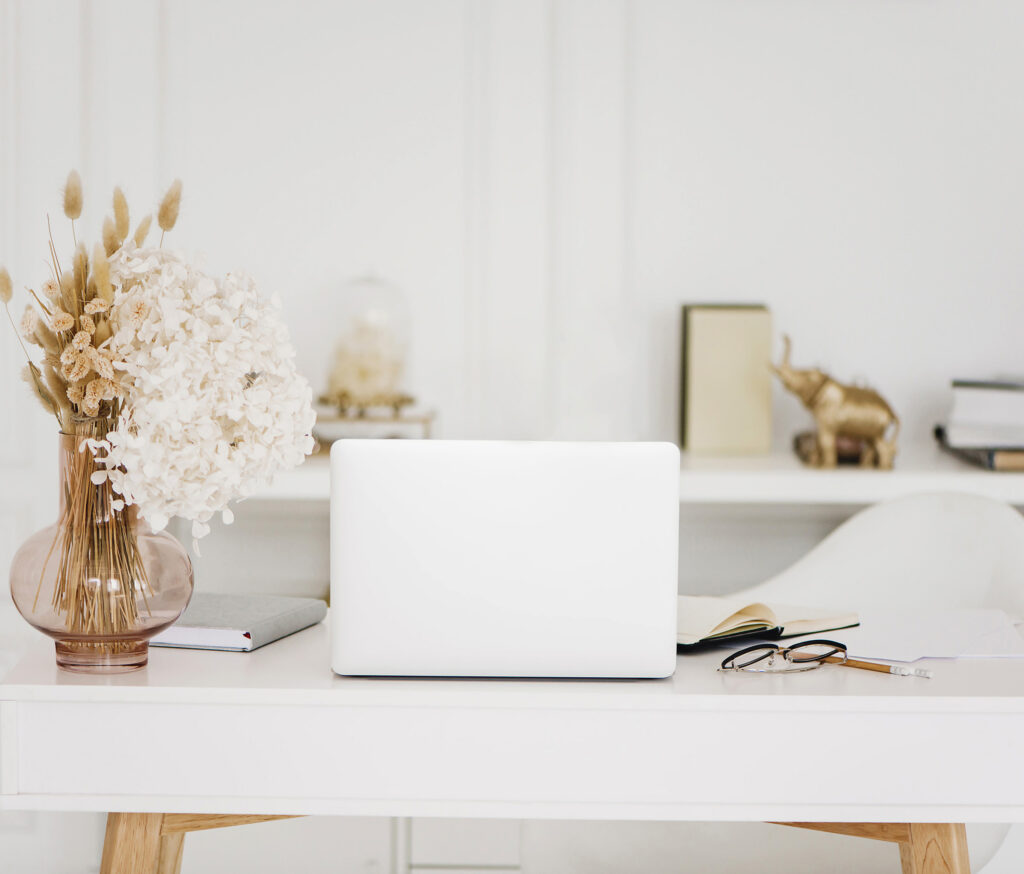 Blogging tips - photo of desk